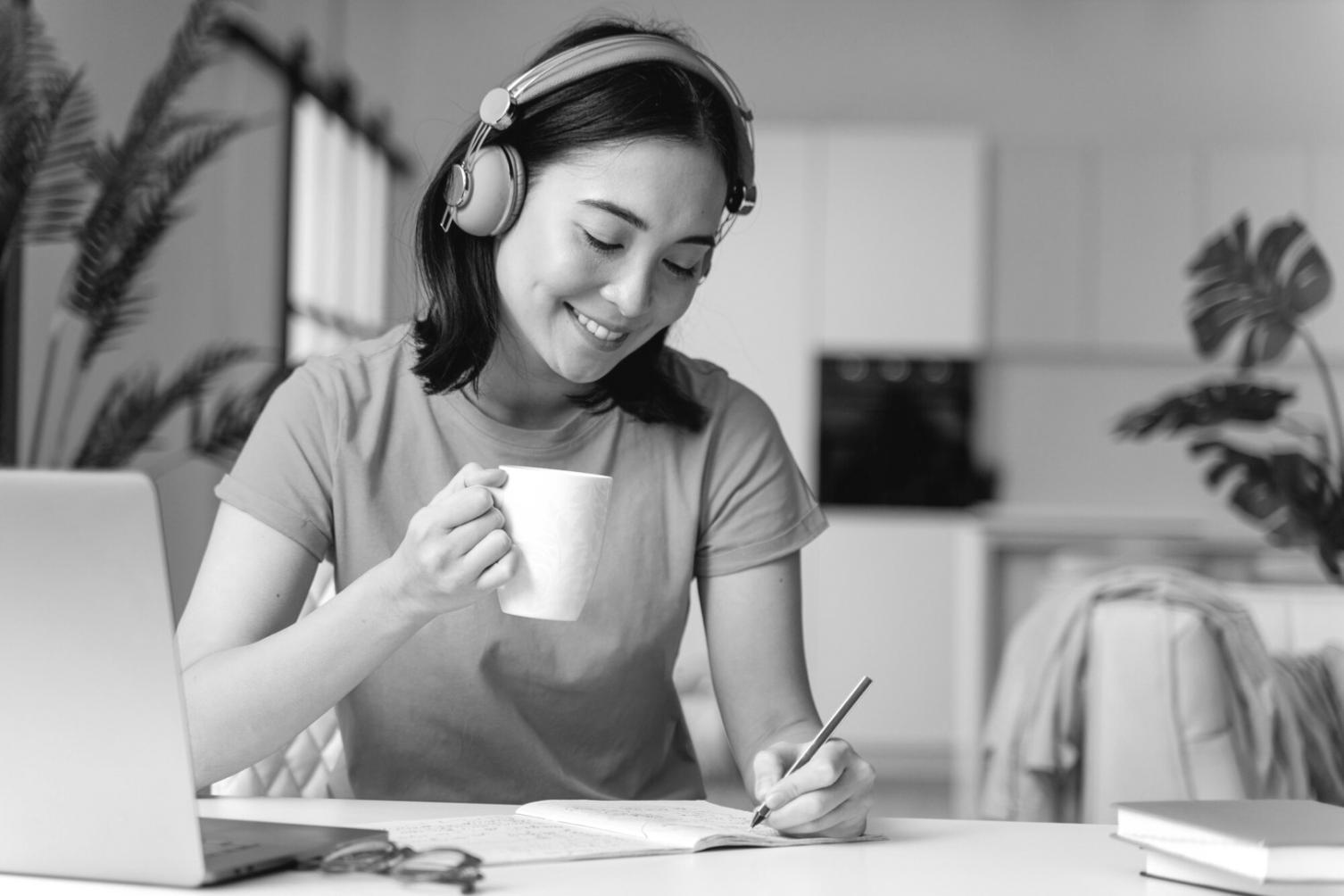 Profesional trabajando con sistemas de control presupuestario